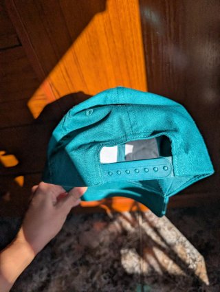 Gorra con bordado de rosa