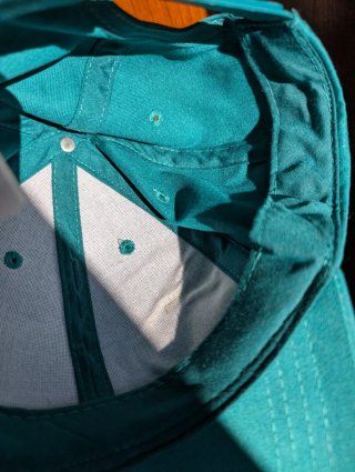 Gorra con bordado de rosa