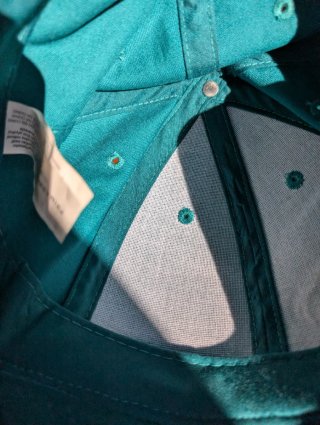 Gorra con bordado de rosa