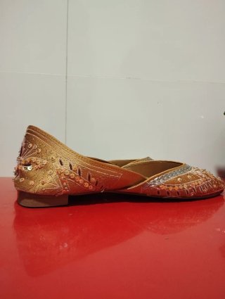 Sandalias  doradas y multicolor. Núm 38.
