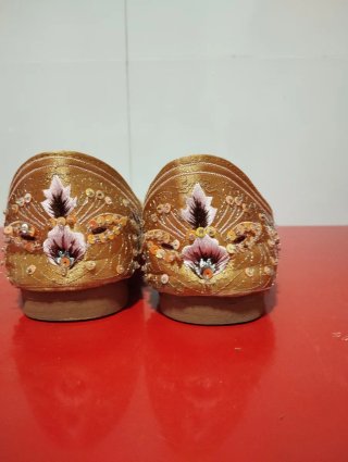Sandalias  doradas y multicolor. Núm 38.