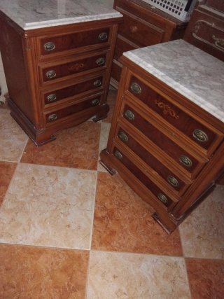 Mesita de noche de madera y mármol