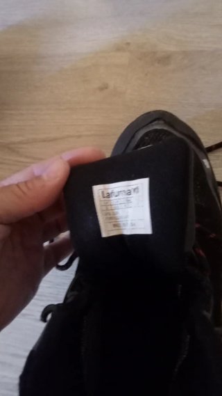 Botas de montaña negras y grises