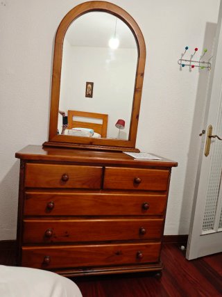 Cómoda de madera para dormitorio con espejo