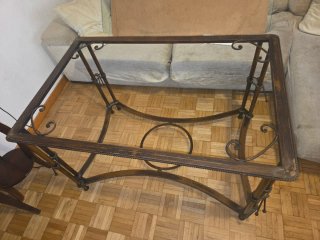 Mesa de hierro con detalles dorados