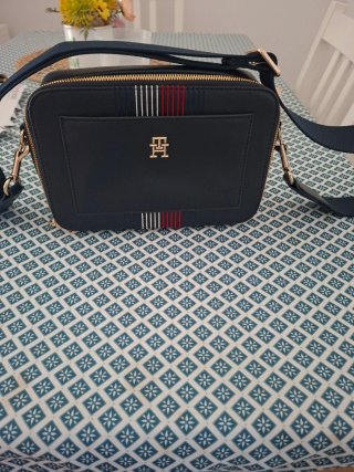 Bolso Tommy Hilfiger Negro con herrajes dorados