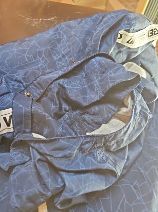 Anorak impermeable azul con estampado