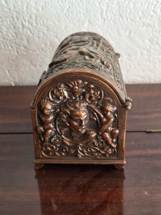 Antigua arquilla joyero en bronce • Cofre Arca Neo