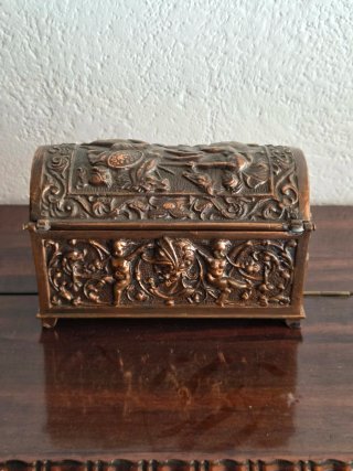 Antigua arquilla joyero en bronce • Cofre Arca Neo