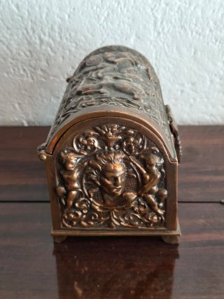 Antigua arquilla joyero en bronce • Cofre Arca Neo