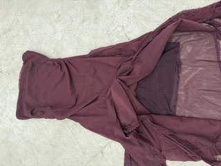 Vestido largo burdeos con aberturas y encaje