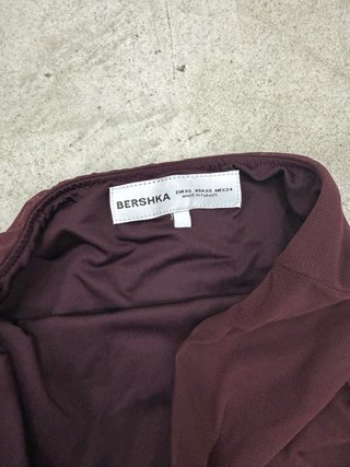 Vestido largo burdeos con aberturas y encaje