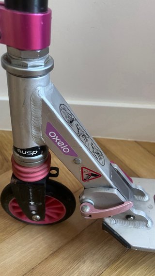 Patinete Decathlon rosa y plateado