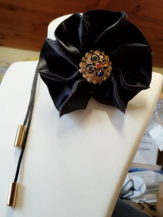 Choker flor negra centro dorado con pedrería