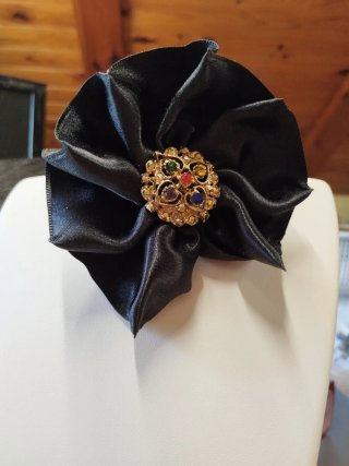 Choker flor negra centro dorado con pedrería