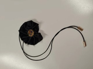 Choker flor negra centro dorado con pedrería