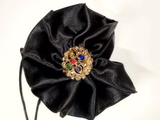 Choker flor negra centro dorado con pedrería
