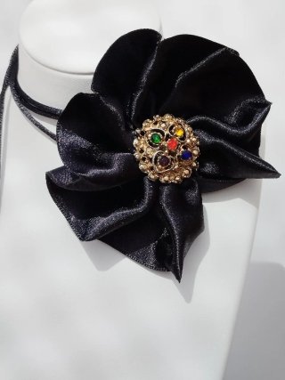 Choker flor negra centro dorado con pedrería