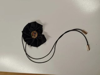Choker flor negra centro dorado con pedrería
