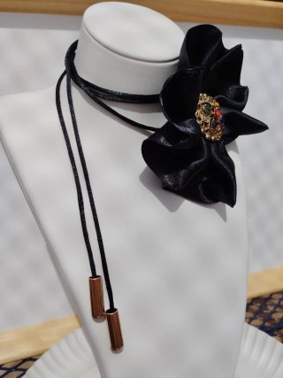 Choker flor negra centro dorado con pedrería