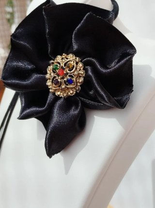Choker flor negra centro dorado con pedrería