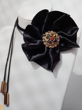 Choker flor negra centro dorado con pedrería