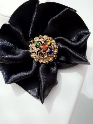 Choker flor negra centro dorado con pedrería