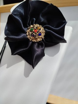 Choker flor negra centro dorado con pedrería