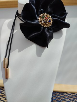 Choker flor negra centro dorado con pedrería