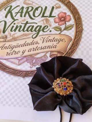 Choker flor negra centro dorado con pedrería