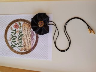 Choker flor negra centro dorado con pedrería
