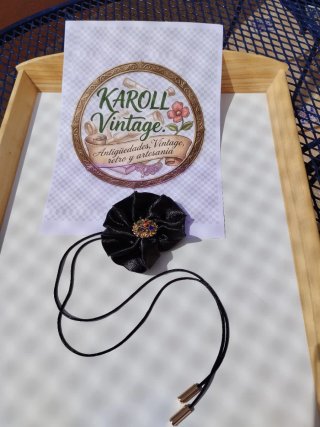 Choker flor negra centro dorado con pedrería