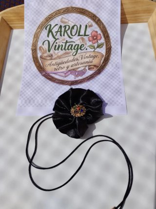 Choker flor negra centro dorado con pedrería