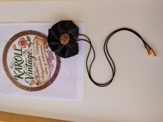 Choker flor negra centro dorado con pedrería