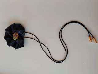 Choker flor negra centro dorado con pedrería
