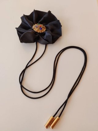 Choker flor negra centro dorado con pedrería