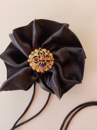 Choker flor negra centro dorado con pedrería