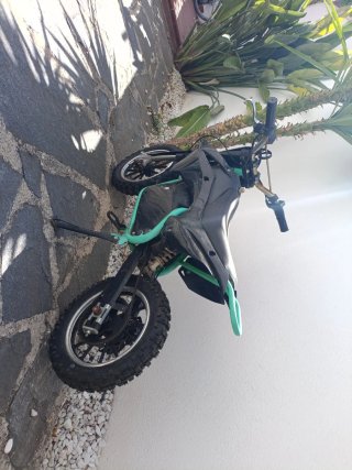 Moto eléctrica infantil. Batería de litio