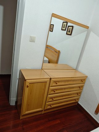 Cómoda de madera con espejo