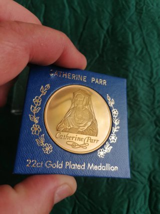 Medallón Catalina Parr en oro Chapado.