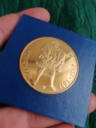 Medallón Catalina Parr en oro Chapado.