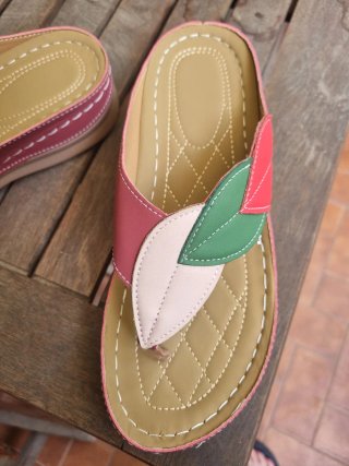 Sandalias de cuña con diseño de hojas