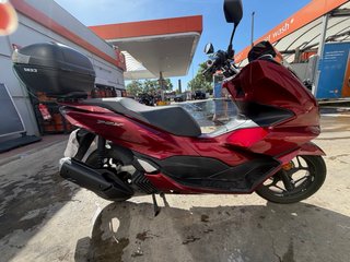 Honda PCX 125cc 2022 Roja con Baúl.