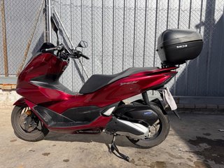 Honda PCX 125cc 2022 Roja con Baúl.