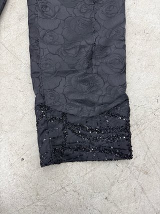Pantalón negro floreado con lentejuelas