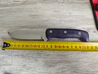 Cuchillo artesanal púrpura y plateado