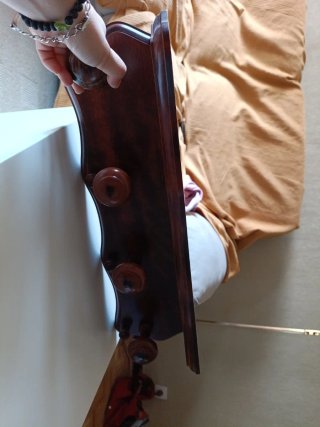 Perchero de madera con balda