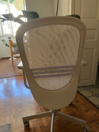 Silla de oficina beige con ruedas