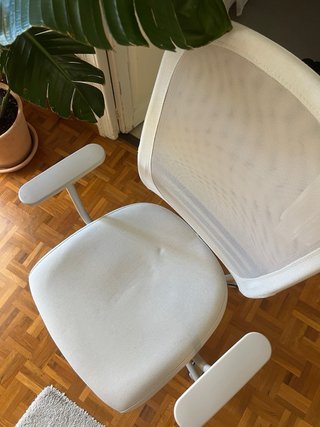 Silla de oficina beige con ruedas