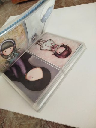 Coleccionista de 108 photocards Santoro